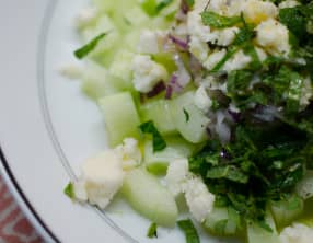 Salade de concombre au Roquefort et à l'oignon rouge