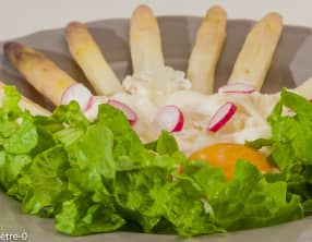 Asperges aux oeufs et à la crème de chou fleur