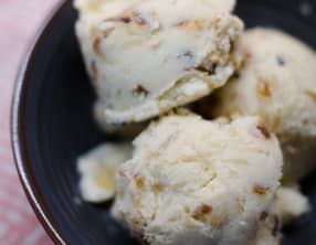 Crème glacée au miel et aux amandes caramélisées