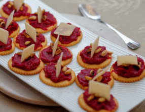 Biscuits salés au pesto de betterave et parmesan
