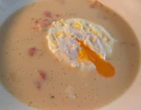 Crème d’asperges blanches, aux lardons, parmesan et oeuf poché