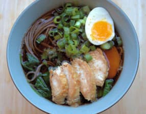 Nouilles soba au poulet