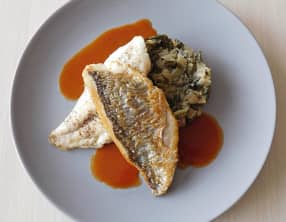Dorade royale, fumet de poisson tomaté, blettes aux lardons