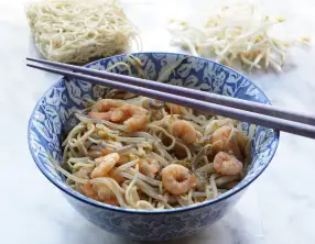 Nouilles sautées aux crevettes pousses de haricots mungos