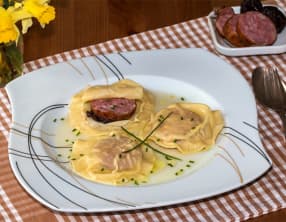 Morteau en ravioles, pruneau d’Agen rôti à la cannelle et au vin rouge