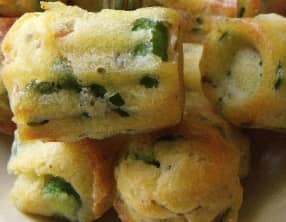 Cannelés salés aux fèves, lardons et sauge