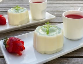 Panna cotta à la verveine citron et son coulis de fraises