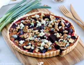 Tarte à la betterave, au bleu et aux noix