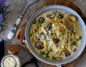 Tagliatelles au poulet et champignons a la sauce cremeuse parmesan
