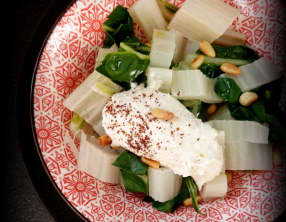 Blettes toutes simples, sauce tahini, pignons et sumac