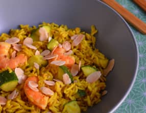 Riz sauté aux crevettes, courgettes et amandes