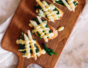 Tartines aux épinards, asperges et sauce hollandaise