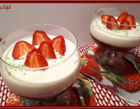 Coupes de purée de fraise au fromage blanc vanillé