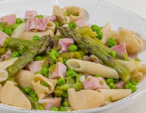 Salade de pâtes aux asperges, petits pois et jambon blanc