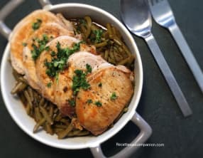 Rôti de porc et haricots verts à la tomate