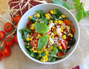 Salade crue de chou kale, tomates, poivrons et maïs