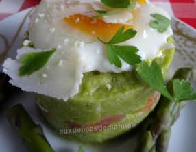 Mousse d'asperges vertes au saumon et son œuf