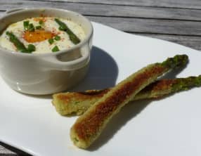 Oeuf cocotte aux asperges et ses mouillettes d'asperges panées