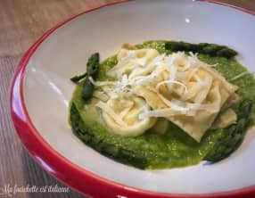 Raviolis au provolone sur crème d’asperges