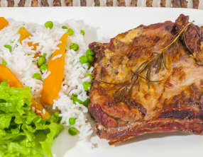 Travers de porc à la moutarde, au riz et légumes de printemps