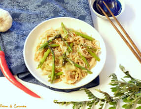 Nouilles de riz sautées aux asperges vertes et miso blanc
