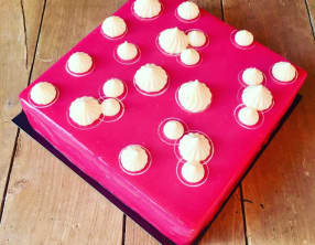 Entremets chocolat noir, fraises et vanille