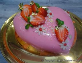 Bavarois aux fraises gariguettes, croustillant praliné, biscuit dacquoise , glaçage miroir