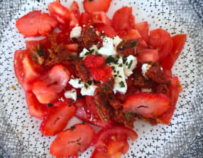 Salade fraîche aux deux tomates et fraises