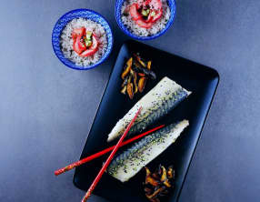 Maquereaux pochés au yuzu, pickles de radis au mirin, chips de shiitakes