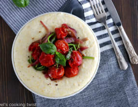 Polenta au chèvre, tomates cerises rôties et épinards