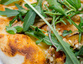 Pizza au tofu, à la roquette et aux noix