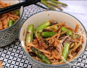 Wok de nouilles sautées aux asperges et pignons de pin