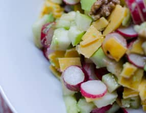 Salade à l'avocat, aux radis et à la pomme verte