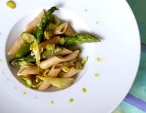 Pennes aux asperges vertes et pistaches