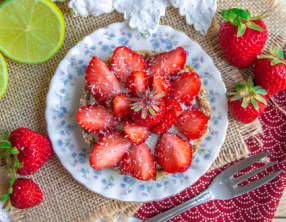 Tartelettes crues aux fraises, citron vert et thé matcha