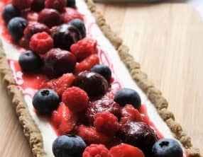 Tarte à la crème de cajou et verveine, et fruits rouges