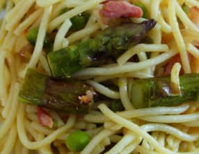 Poêlée de spaghettis aux asperges vertes, petits pois et lardons
