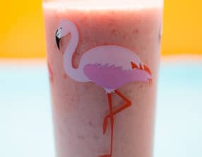 Smoothie à la fraise, à l'ananas et au lait de coco