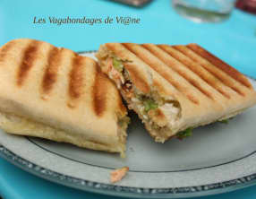 Panini au saumon frais, chèvre et avocat