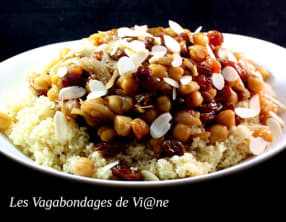 Semoule aux oignons, pois chiches et raisins