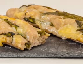 Baguette garnie aux asperges vertes et au fromage à raclette