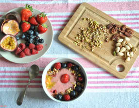 Smoothie bowl banane et fruits rouges