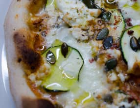 Pizza à la courgette, à la feta et aux graines de courge