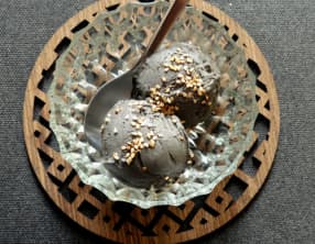 Crème glacée au sésame noir