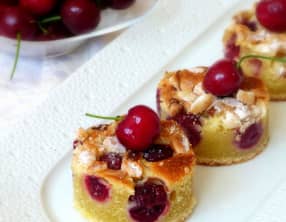 Moelleux aux cerises, chocolat blanc et à la cardamome