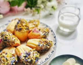 Madeleines, cœur de framboise, coque de chocolat blanc