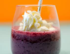 Smoothie aux fruits rouges et à la chantilly