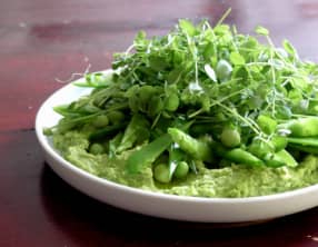 Tartine avec hummus de petits pois et oeufs durs