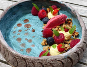 Tarte déstructurée aux fruits rouges, crémeux citron vert, crumble à la poêle