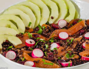 Salade de lentilles beluga au concombre, cranberries et truite fumée
